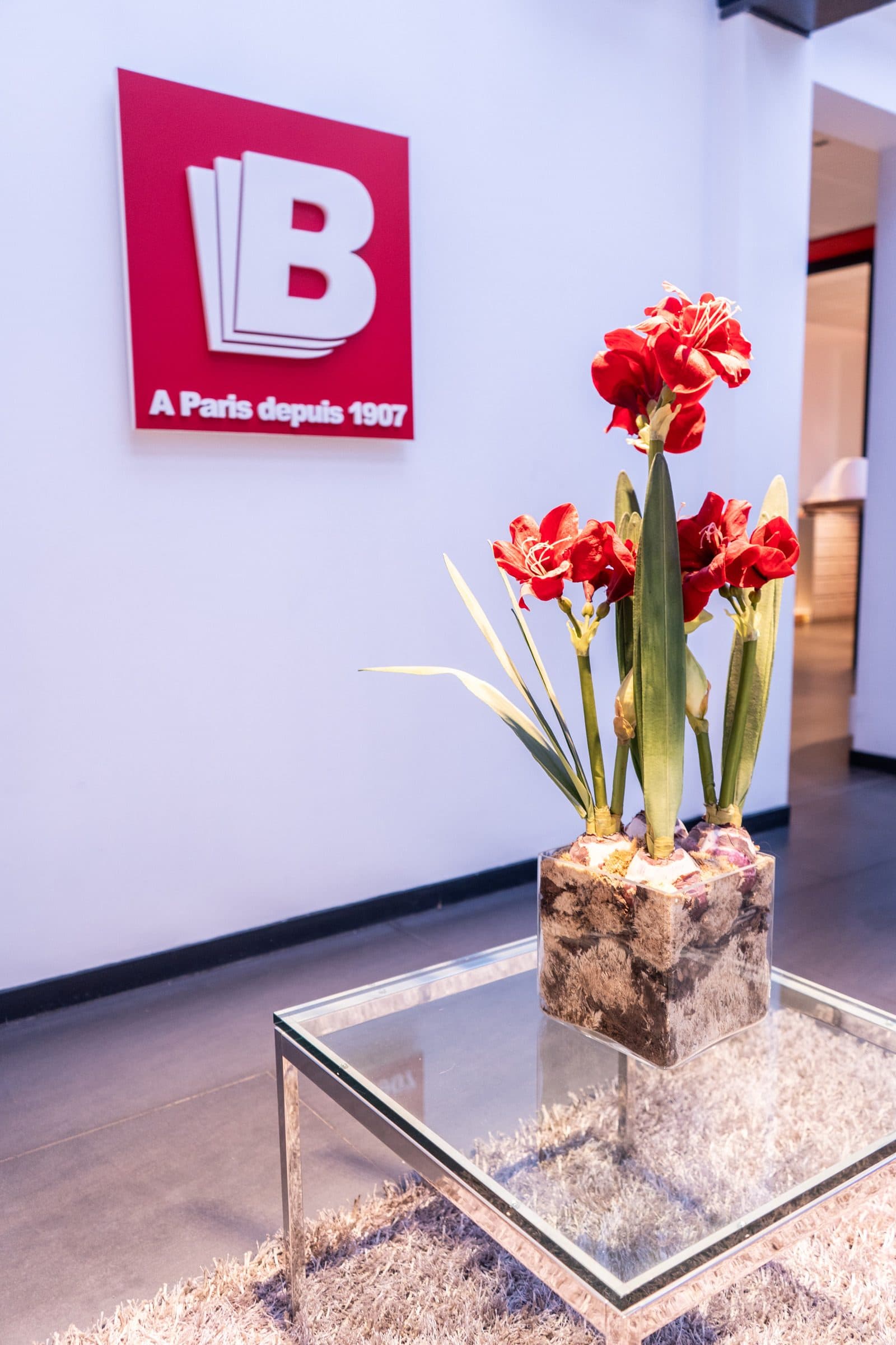 Hall d'accueil Bonnet Bafal avec l'enseigne rouge « À Paris depuis 1907 »